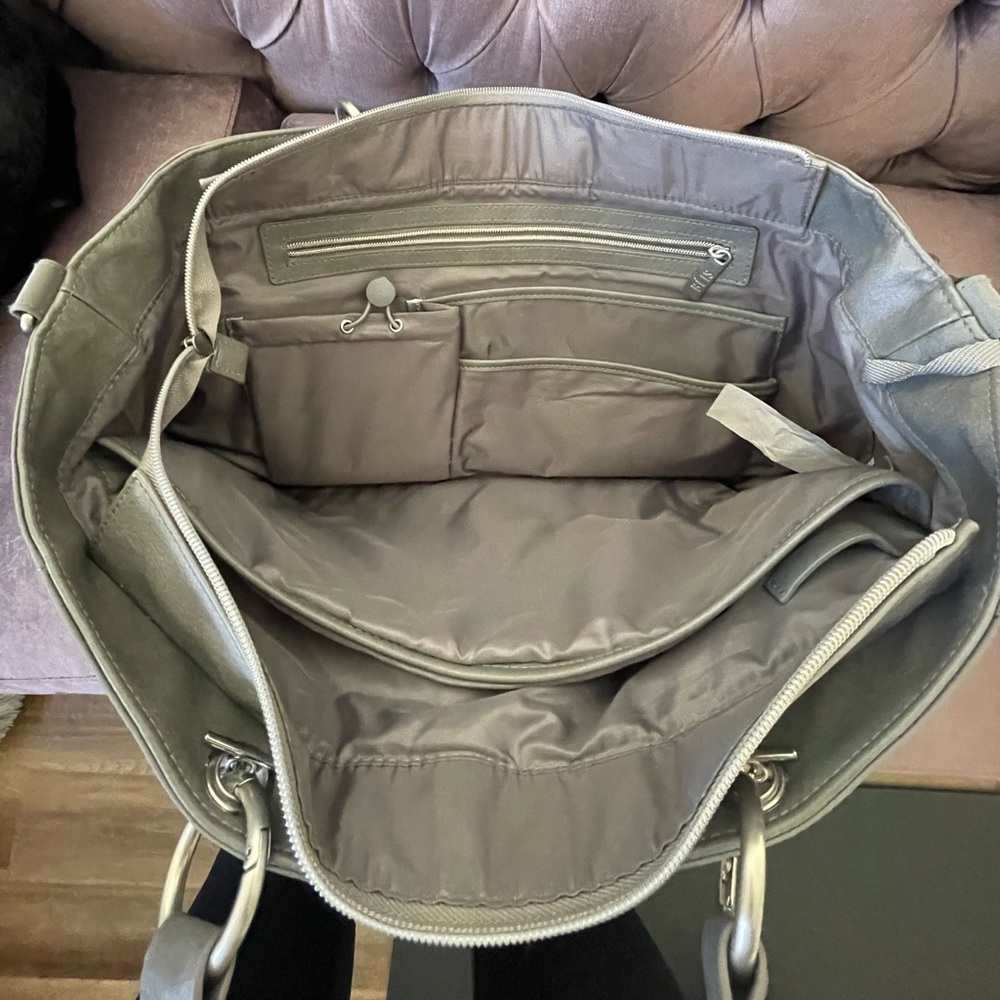 Beis bag. Excellent condition. Only used for a few weekend trips!